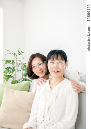 中間婦女排隊在沙發上 13869133