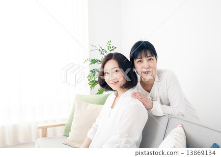 中間婦女排隊在沙發上 中間婦女排隊在沙發上 13869134