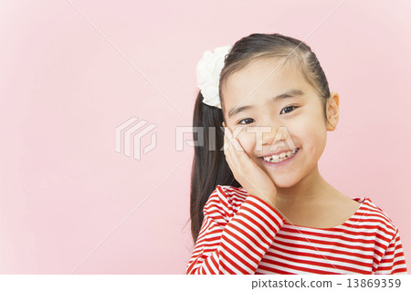 Small face pose girl 13869359