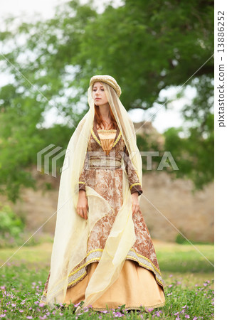 Medieval lady at outdoor. 13886252