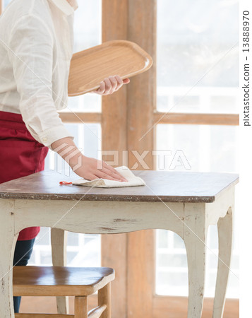 waitress  13888970