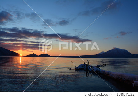Sunrise of Lake Shikotsu Sunrise of Lake Shikotsu 13897132