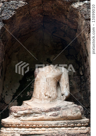 The old buddha statue  in Sukhothai historical park, 13899010