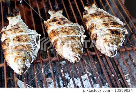 Grilling fish 13899024