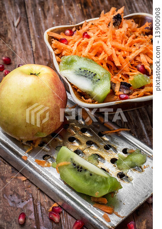 cooking fruit salad 13900908