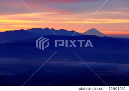 從北阿爾卑斯山看到的黎明的Yatsugatake和富士山·Tangatsu-dake 13901981