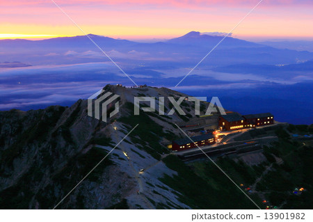 From the summit of the Nara Alps · Karatsumadake mountain to the Asama mountain area of the dawn and Karamatsu Sanso 13901982