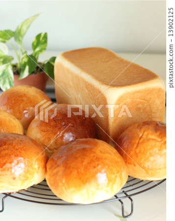 Freshly baked bread 13902125