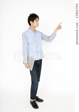 一個人拿著筆記本電腦訂購 13902704