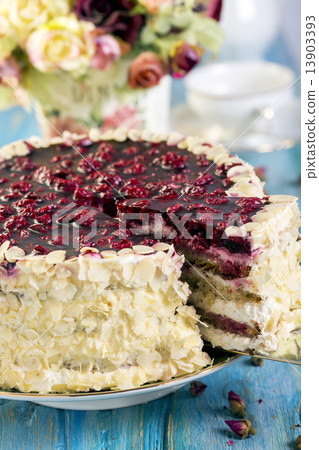 Vanilla cake with cherries. 13903393