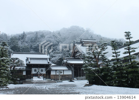 勁松寺在雪中染色 13904614
