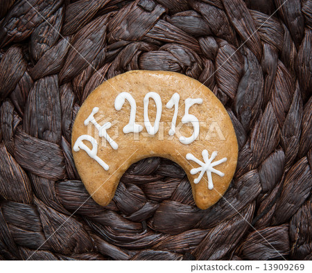 The title PF 2015 written on gingerbread cookie 13909269