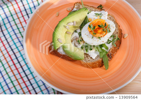 sandwiches with eggs 13909564