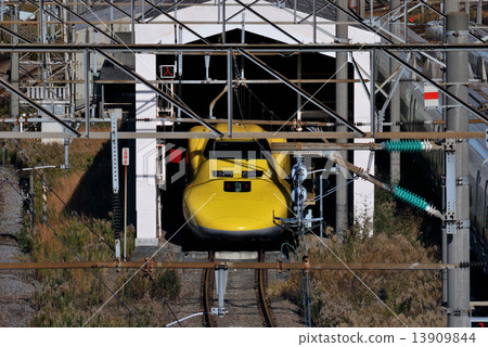 Dr. Yellow stored in the private store of Oi Vehicle Base 13909844