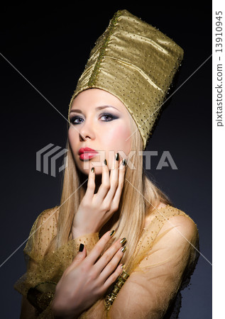 Young model in personification of egyptian beauty Young model in personification of egyptian beauty 13910945