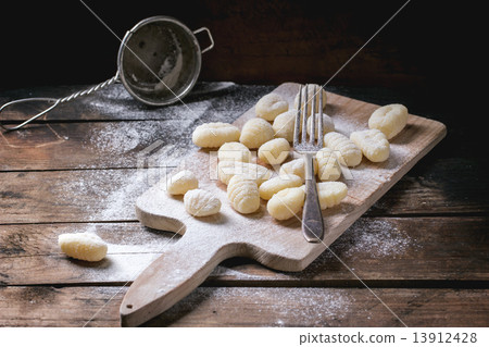 Uncooked potato gnocchi Uncooked potato gnocchi 13912428