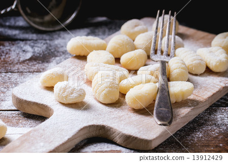 Uncooked potato gnocchi Uncooked potato gnocchi 13912429