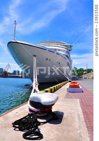 cruise liner cruise liner 13913588