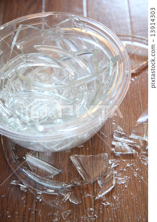 Broken heat-resistant bowl Broken heat-resistant bowl 13914303