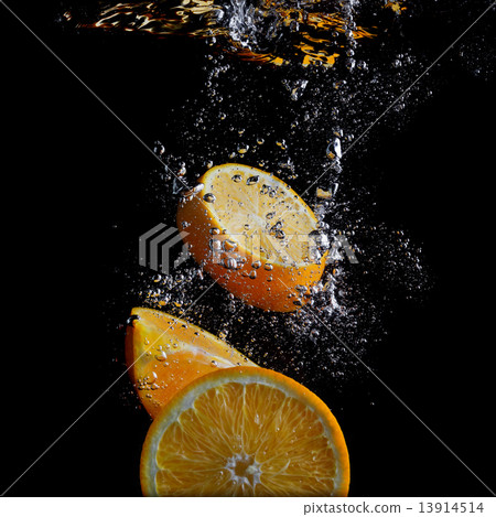 Orange slices in water 13914514