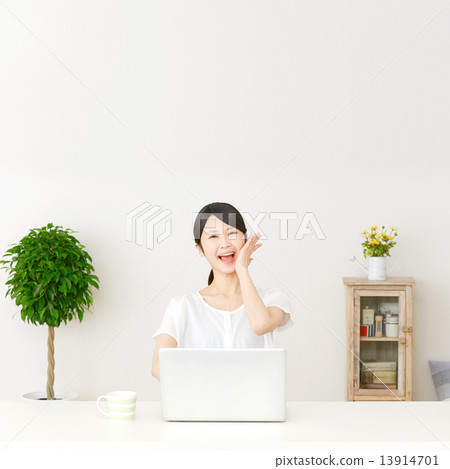 一個女人坐在電腦前 13914701