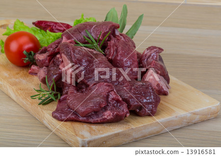 Raw venison 13916581