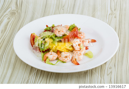 Shrimps with aloe vera salad 13916617