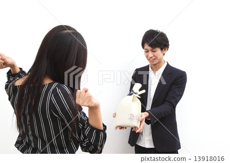 Young couple 13918016