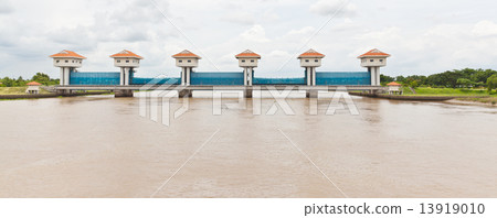 The water gate of BangPaKong River in Thailand 13919010