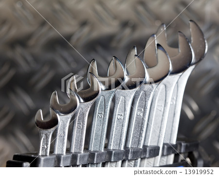 Set of brilliant nut keys 13919952