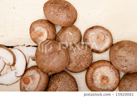shiitake mushrooms shiitake mushrooms 13920081