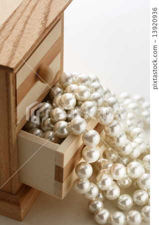 Pearl in wooden box Pearl in wooden box 13920936
