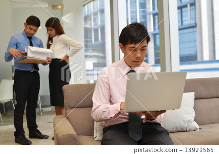 Asian Business Team 13921565