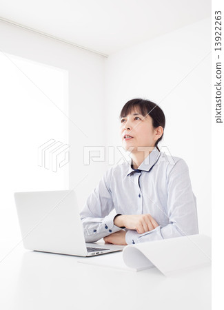 在電腦前工作的女人 在電腦前工作的女人 13922263