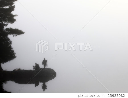 Sillouette Photographers in the mist 13922982