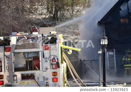 firetruck, fire-fighting, water discharge 13923923