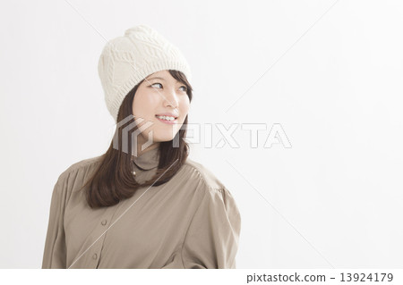A cute girl wearing a knit cap A cute girl wearing a knit cap 13924179