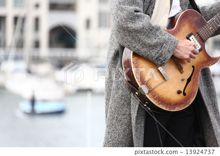 People who play guitar outdoors - People who play the guitar outdoors 13924737