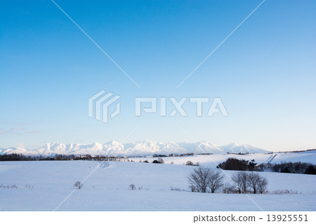 冬天藍天和多雪的山Tokachidake山 冬天藍天和多雪的山Tokachidake山 13925551