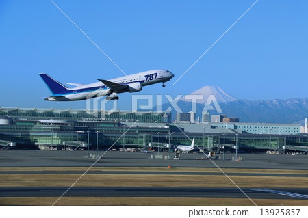 羽田機場和富士山的飛機 羽田機場和富士山的飛機 13925857