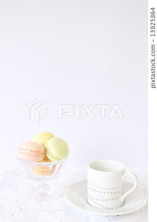 蛋白杏仁餅乾和杯子 13925864