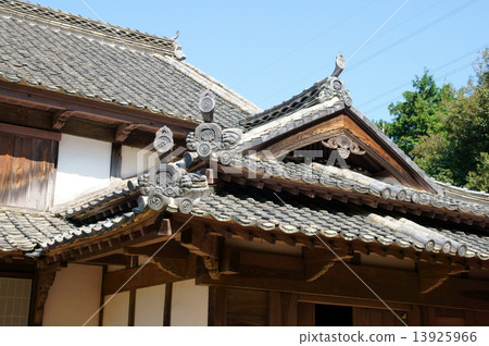 Roof of an old private house 13925966