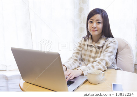 在房間裡玩個人電腦的女人 13932224