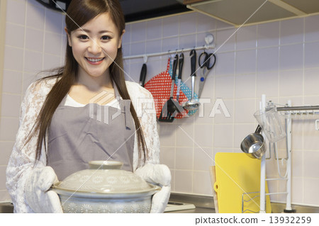Woman cooking 13932259