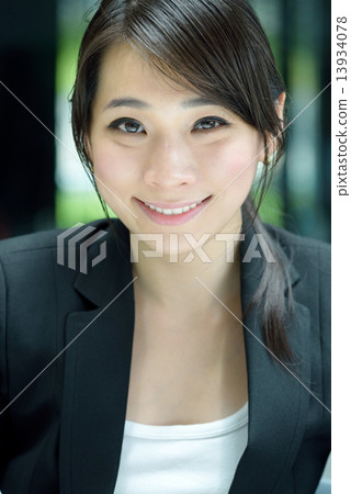 Portrait of one young successful Chinese businesswoman  13934078