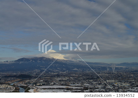 降雪後的Tanawata平原和富士山 13934552
