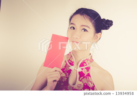 pretty chinese young woman holding red envelopes for happy chine pretty chinese young woman holding red envelopes for happy chine 13934958