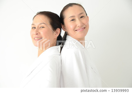 Friendly middle-aged woman · · · Good friend and daughter Friendly middle-aged woman · · · Good friend and daughter 13939993