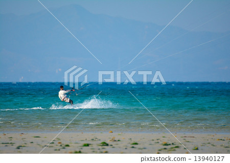 Kite surfing 13940127