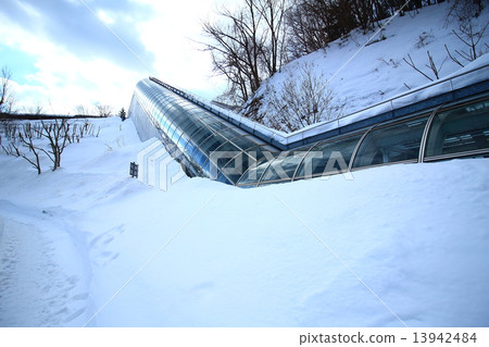 Okurayama跳躍體育場入口自動扶梯 13942484